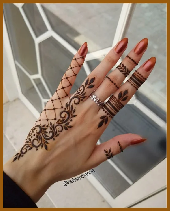 Aesthetic Back Hand Minimal Finger Mehndi